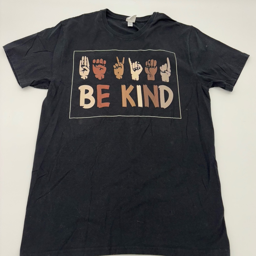 “Be Kind” ASL Sign Language Graphic T-Shirt – Large – Black